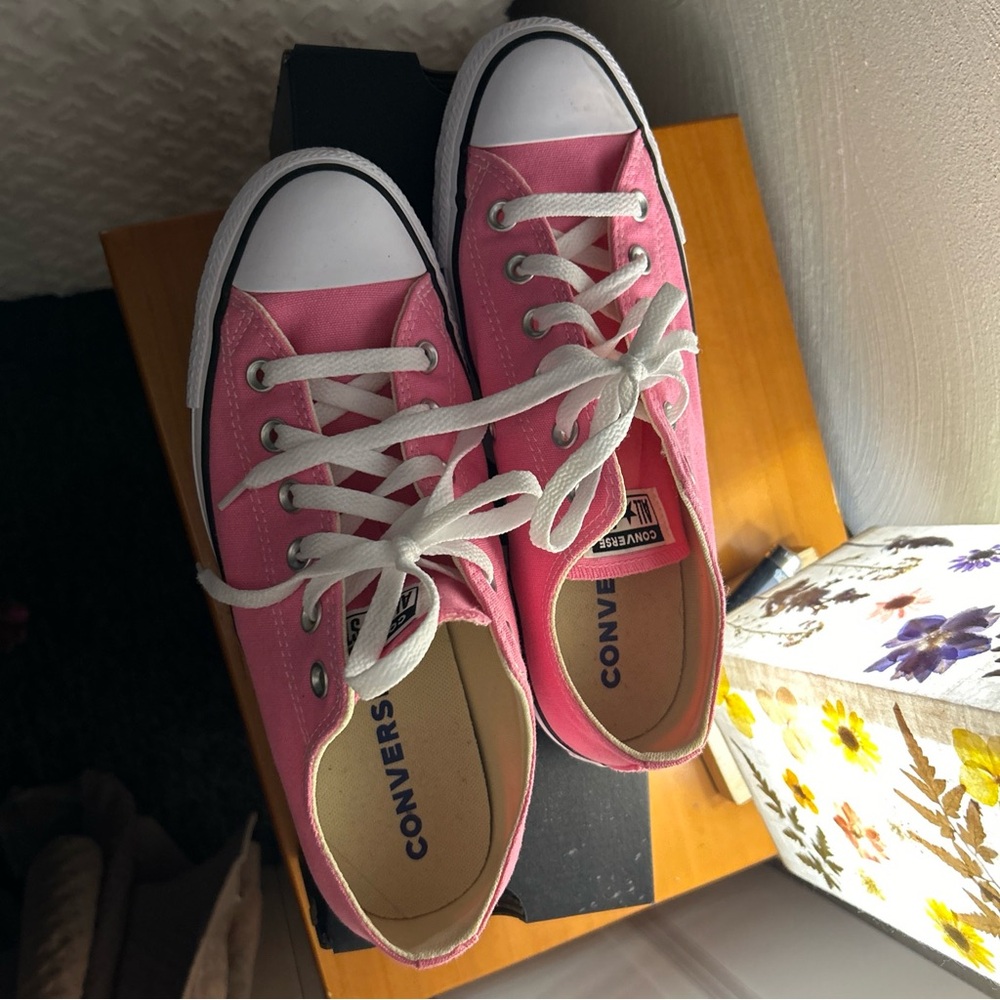 Women’s Size 9.5 Pink Converse Chuck Taylor Low